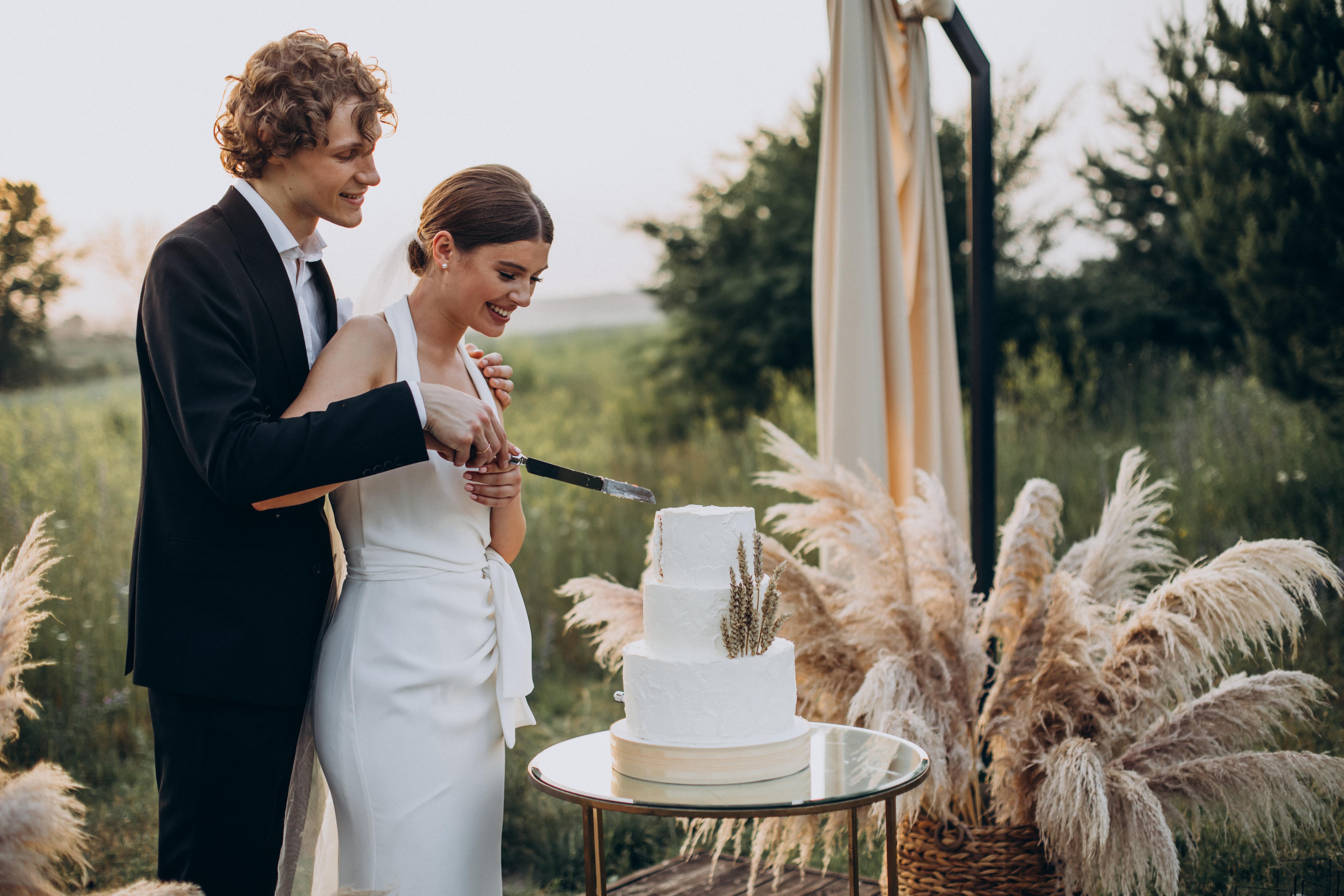 Un couple heureux le jour de leur mariage